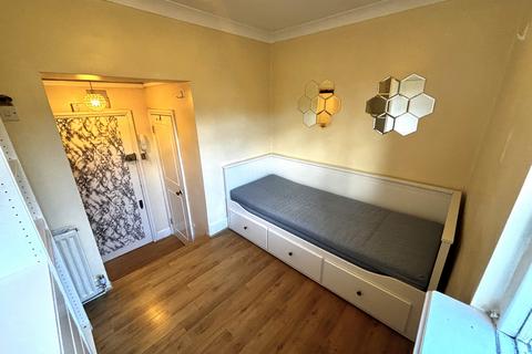 Studio to rent, Finborough Road, London