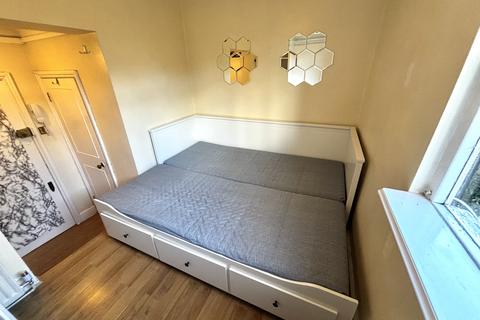 Studio to rent, Finborough Road, London
