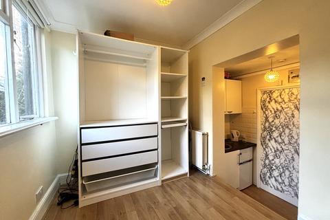 Studio to rent, Finborough Road, London