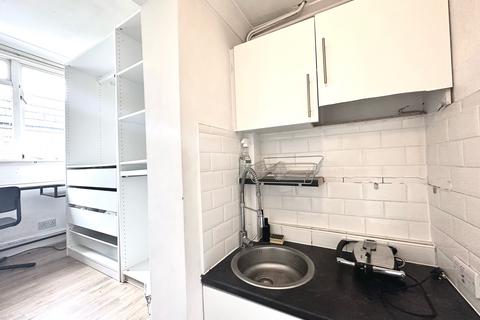 Studio to rent, Finborough Road, London