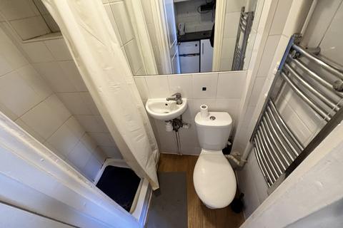 Studio to rent, Finborough Road, London