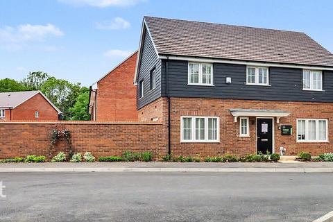 3 bedroom detached house for sale, Molyneaux Avenue, Bovingdon Village