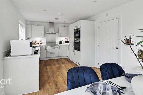 3 bedroom detached house for sale, Molyneaux Avenue, Bovingdon Village