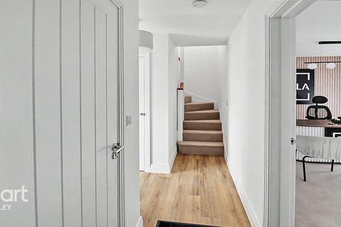 3 bedroom detached house for sale, Molyneaux Avenue, Bovingdon Village