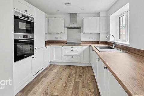 3 bedroom detached house for sale, Molyneaux Avenue, Bovingdon Village