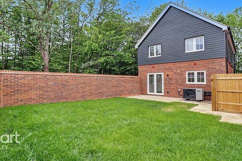 3 bedroom detached house for sale, Molyneaux Avenue, Bovingdon Village