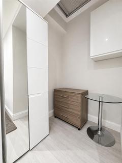 Studio to rent, New North Road