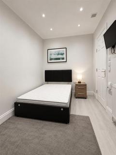 Studio to rent, New North Road