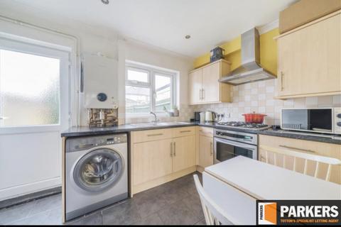 3 bedroom terraced house to rent, Sycamore Road, Close General Hospital