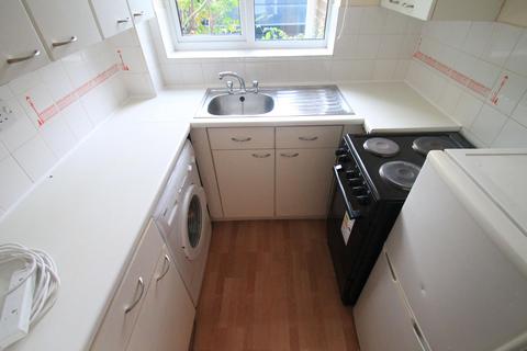 1 bedroom semi-detached house to rent, Albury Close, LUTON, LU3