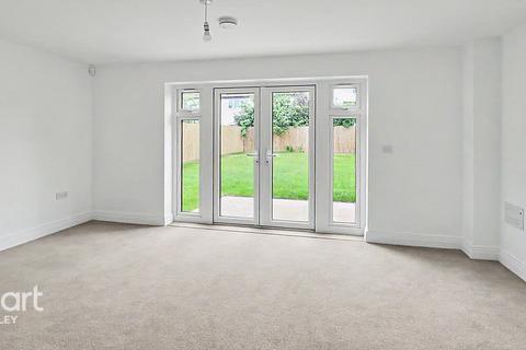 3 bedroom semi-detached house for sale, Molyneaux Avenue, Bovingdon Village