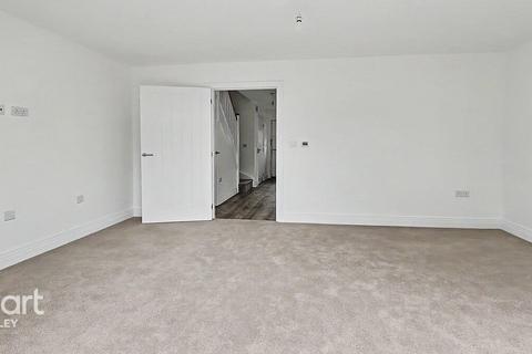 3 bedroom semi-detached house for sale, Molyneaux Avenue, Bovingdon Village