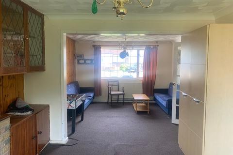 3 bedroom semi-detached house to rent, Bradley Road, Luton LU4
