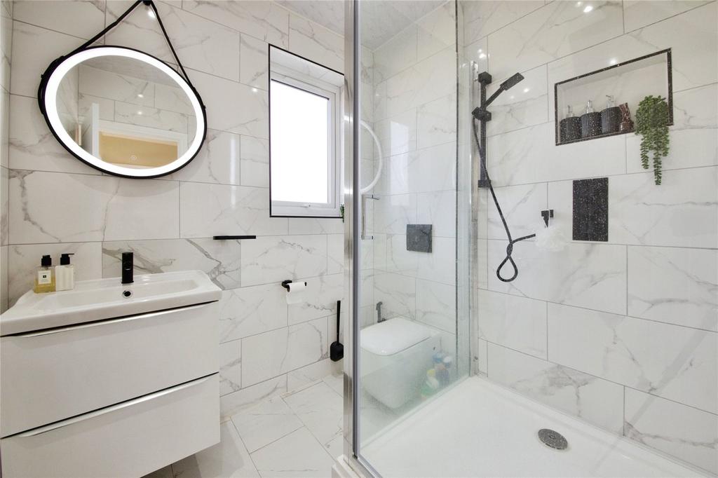 House in Clayhall Avenue - View 3