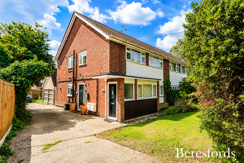 2 bedroom ground floor flat to rent, Larchwood Gardens, Pilgrims Hatch, CM15
