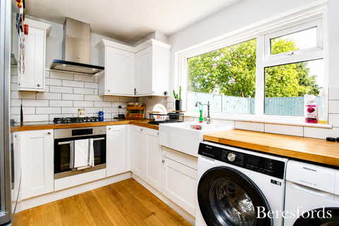 2 bedroom ground floor flat to rent, Larchwood Gardens, Pilgrims Hatch, CM15