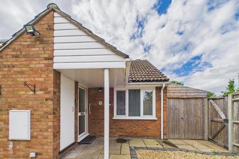 2 bedroom house to rent, Chase Hill Road, Arlesey SG15