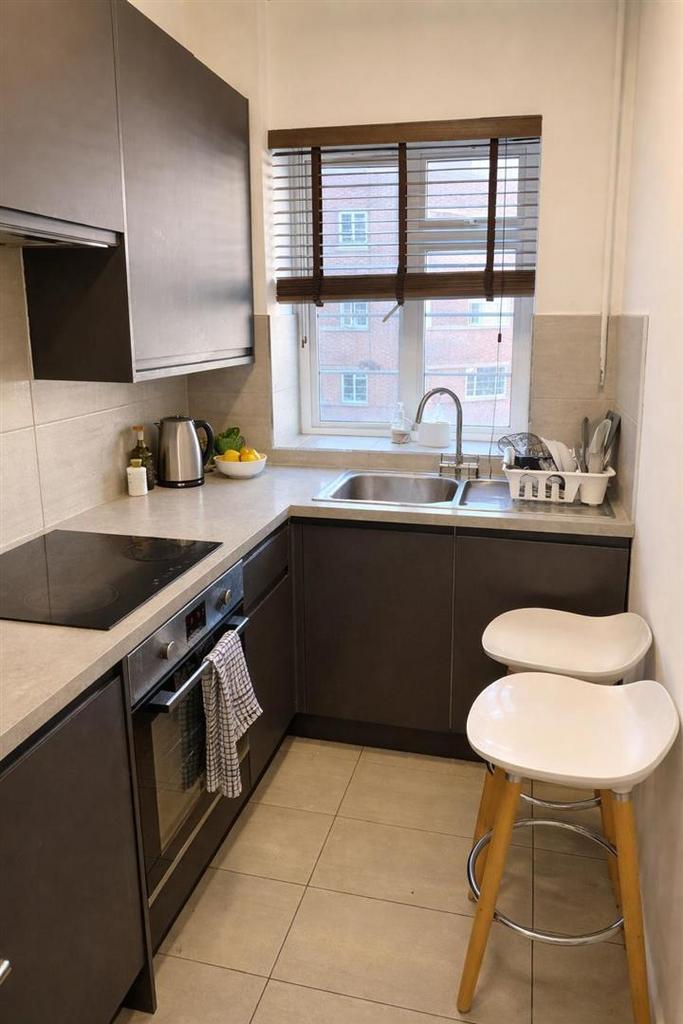3 bedroom flat to rent in London