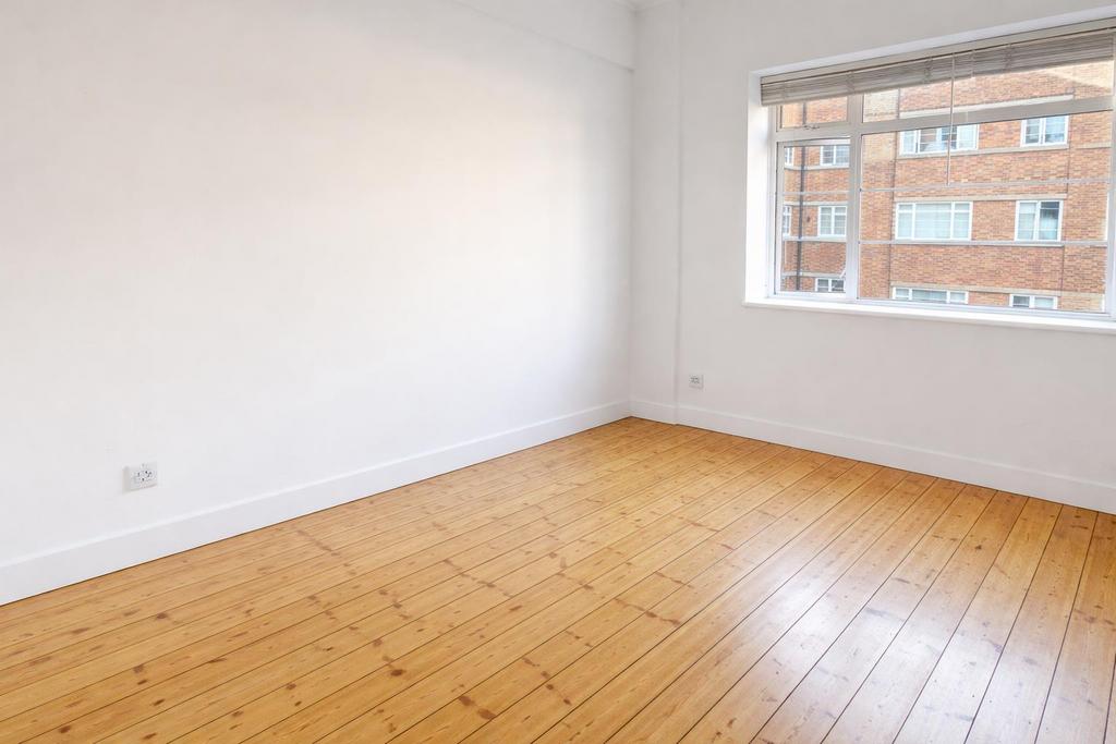 3 bedroom flat to rent in London