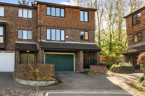 5 bedroom end of terrace house for sale, Ashbourne Square, Northwood