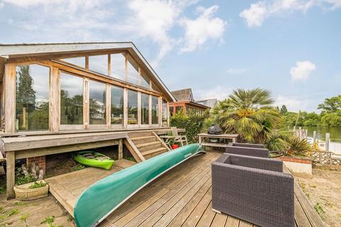 The Island, Thames Ditton KT7