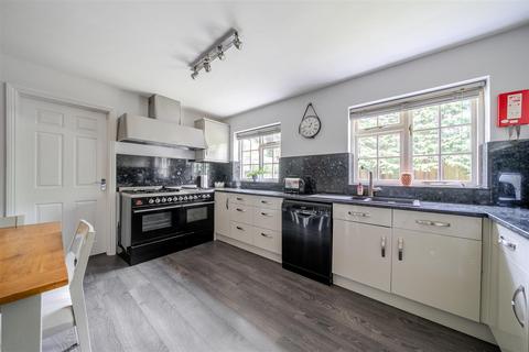 4 bedroom detached house for sale, Carrick Lane, Hampshire GU46