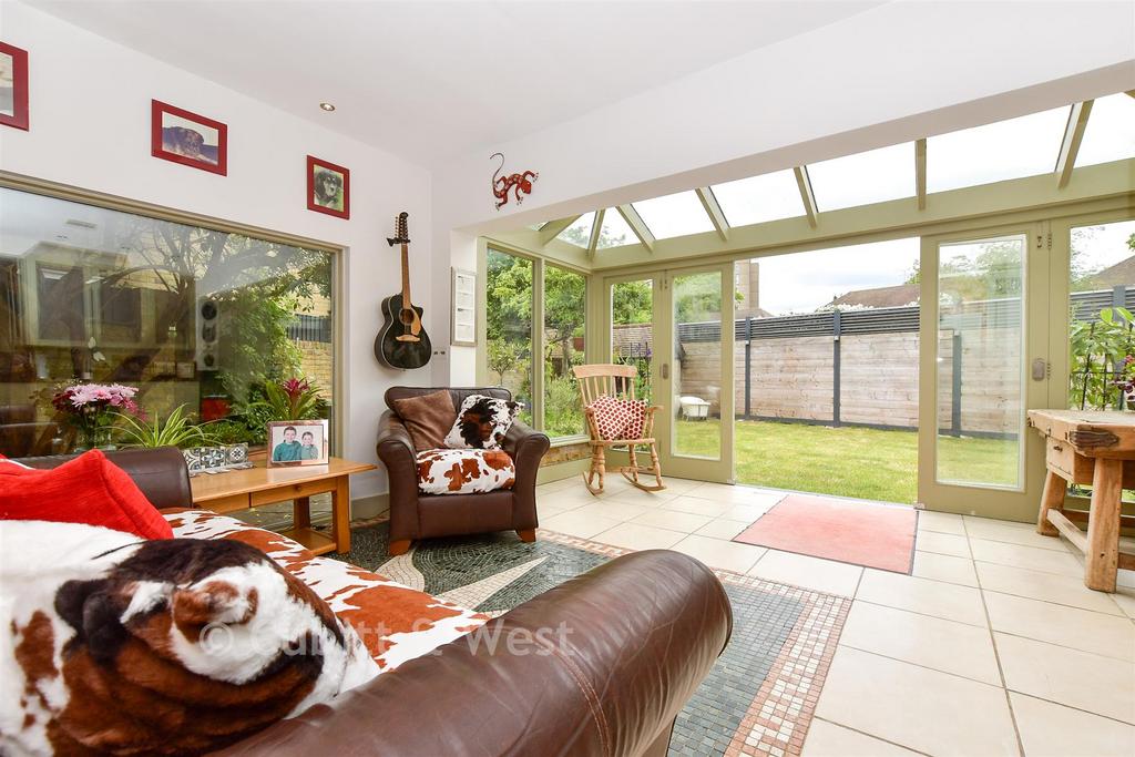 5 bedroom semi-detached house for sale