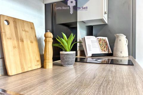 2 bedroom flat to rent, 15 London Road, SO15