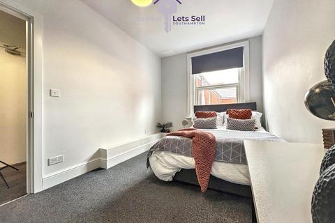 2 bedroom flat to rent, 15 London Road, SO15