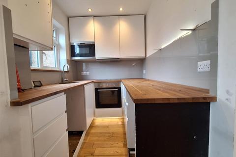 2 bedroom flat to rent, Elmcroft Close, Feltham