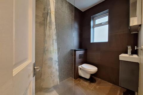 2 bedroom flat to rent, Elmcroft Close, Feltham