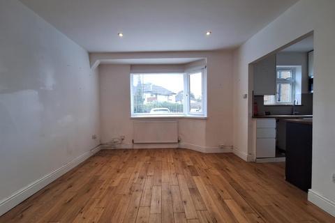 2 bedroom flat to rent, Elmcroft Close, Feltham