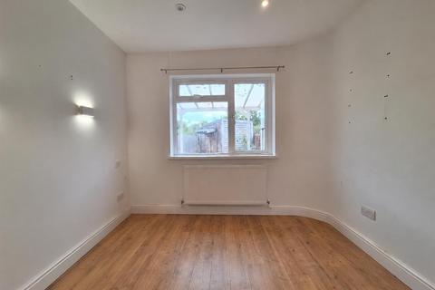 2 bedroom flat to rent, Elmcroft Close, Feltham