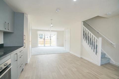 3 bedroom semi-detached house to rent, Lincoln Drive, NG4