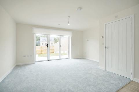 3 bedroom semi-detached house to rent, Lincoln Drive, NG4