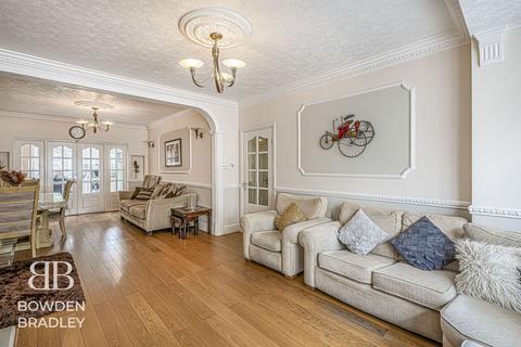 5 bedroom semi-detached house for sale, Abbotswood Gardens, Clayhall, IG5