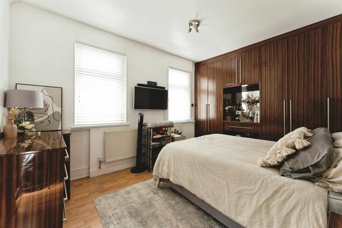 3 bedroom terraced house for sale, South Esk Road, London