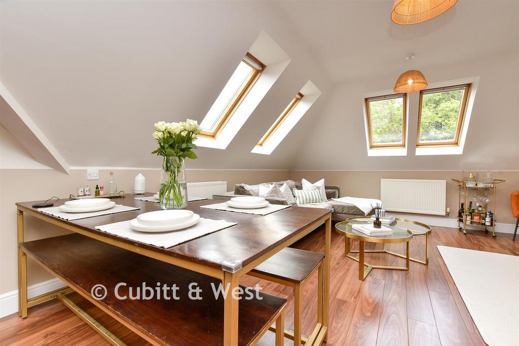 Kitchen / Lounge