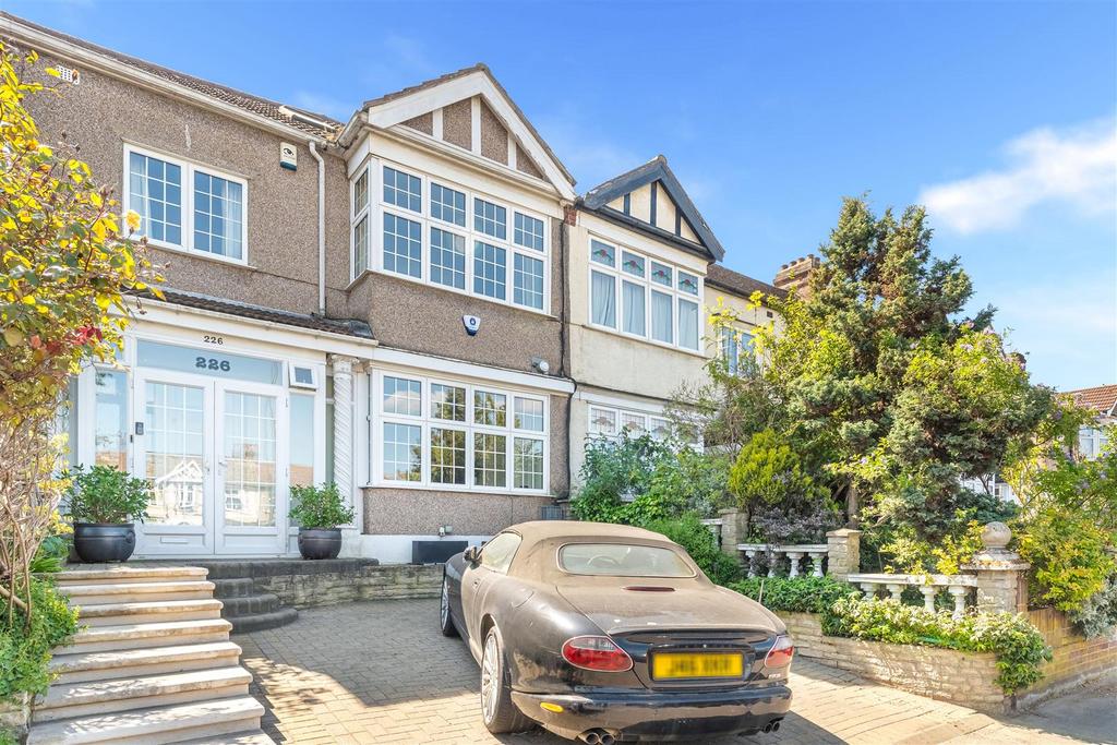 Detached house exterior, driveway