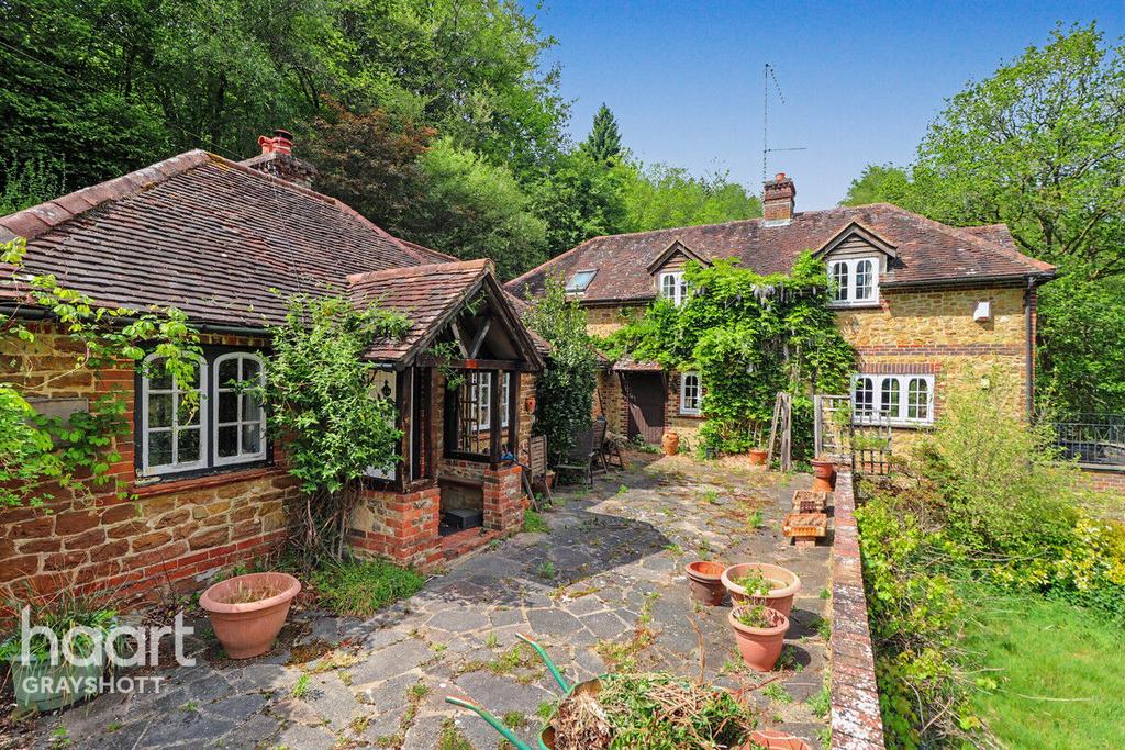 4 bedroom detached house for sale in Hindhead 4 bedroom detached house for sale in Hindhead
