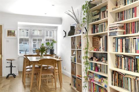 2 bedroom cottage for sale, Lindsey Street, Epping