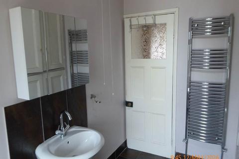 2 bedroom terraced house to rent, Victoria Rd, Ponthenri,