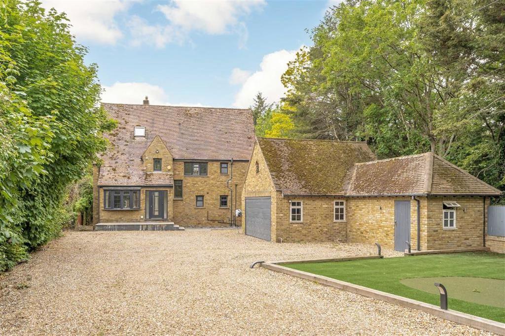 4 bedroom house for sale in Staines-Upon-Thames 4 bedroom house for sale in Staines-Upon-Thames