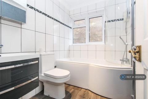 2 bedroom flat to rent, Market Avenue, Wickford, SS12