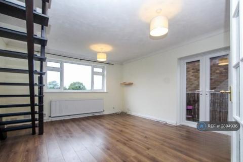2 bedroom flat to rent, Market Avenue, Wickford, SS12