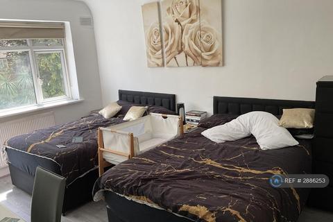4 bedroom semi-detached house to rent, Warwick Avenue, Edgware, HA8