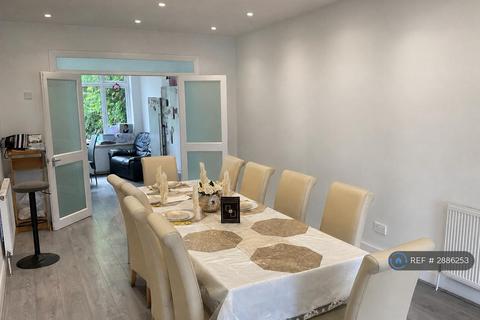 4 bedroom semi-detached house to rent, Warwick Avenue, Edgware, HA8