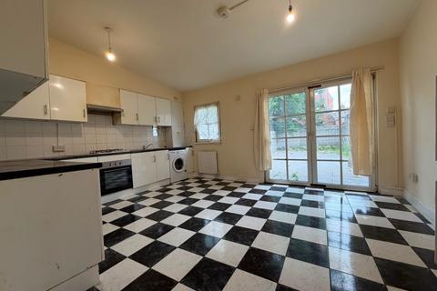 3 bedroom terraced house to rent, London E12