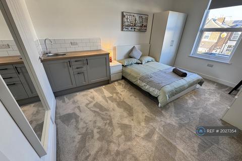 1 bedroom in a house share to rent, North End Avenue, Portsmouth, PO2