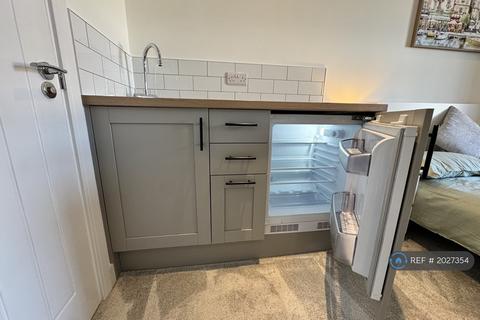 1 bedroom in a house share to rent, North End Avenue, Portsmouth, PO2